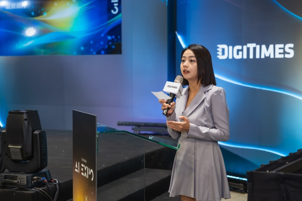 連續三天於 AI EXPO TAIWAN 未來舞台主持,與大家一起「Surfing the AI Waves」