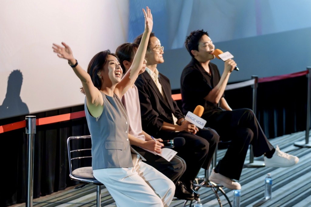 曹政奭演員、畢鑑盛導演一同參與訪談,現場感受爆滿粉絲的熱情。