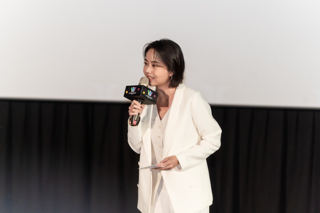 中英雙語主持人劉千嫚於威秀影城舞台進行開幕引言，展現影視記者會主持專業口條