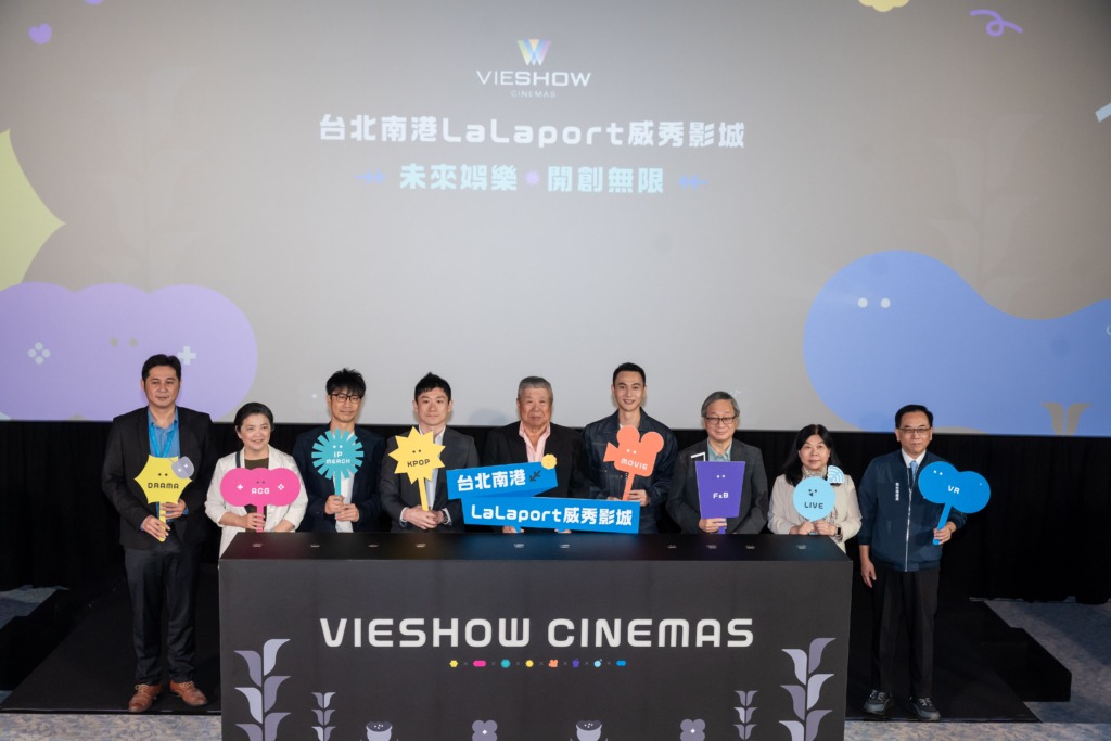 專業活動主持人劉千嫚（Charlene）擔綱南港 LaLaport 威秀影城開幕式司儀，與嘉賓劉冠廷互動