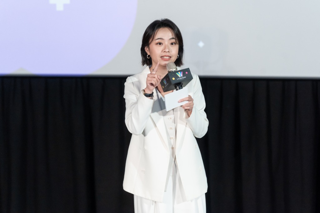 中英雙語主持人劉千嫚於威秀影城舞台進行開幕引言，展現影視記者會主持專業口條