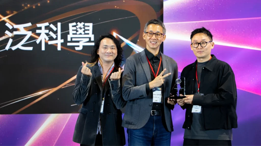 導演蘇文聖（右一）頒發YouTube年度風雲創作者獎座予PanSci泛科學。