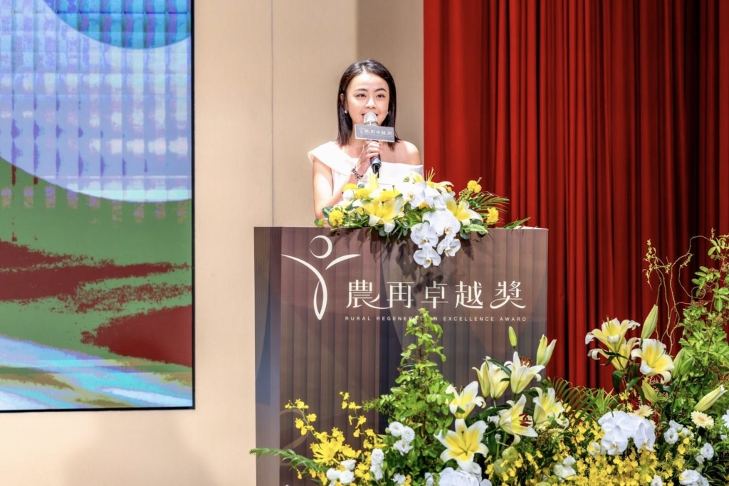 農再卓越獎頒獎典禮主持|主持人劉千嫚於舞台進行頒獎流程引導